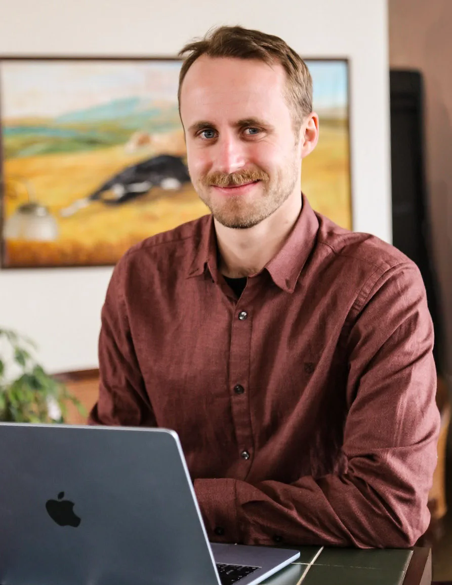 Erlend Lindahl at his desk with a laptop open, ready to teach an online lesson.